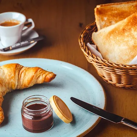 فندق Classicx & -